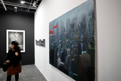Una mujer junto a las obras de Iosu Aramburu, de la Galería Pasto, este miércoles durante la inauguración de Arco Madrid 2024. 