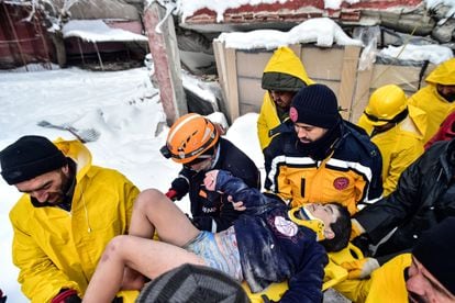 Un niño de 8 años, tras ser rescatado en Elbistan, en la provincia turca de Kahramanmaras, a unos 600 kilómetros al sureste de la capital turca.