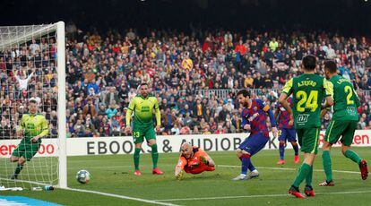 Messi anota el cuarto gol del Barça ante el Eibar.