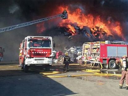 Incendi en una empresa de desballestament a Vallbona d&#039;Anoia.