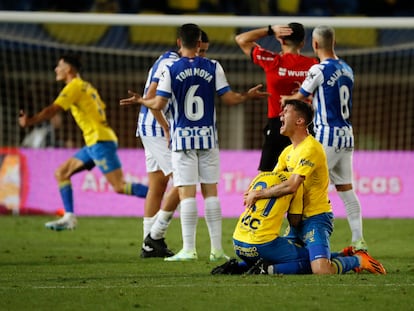 Los jugadores UD Las Palmas Marvin y Viera, celebran el ascenso de primera división este sábado.