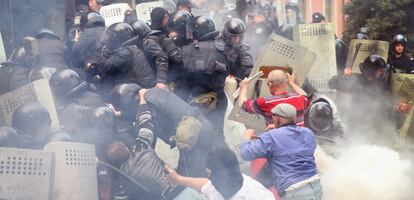 Enfrentamiento de este jueves entre la polic&iacute;a y manifestantes prorrusos en Donetsk.