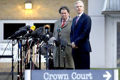 Julian Assange (derecha) y uno de sus abogados defensores, Mark Stephens, comparecen ante la prensa tras abandonar el tribunal.