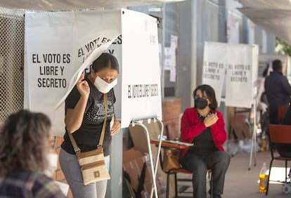 Ciudadanos acuden a emitir su voto este domingo, en Saltillo, Coahuila.