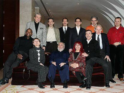 En primera fila, de izquierda a derecha: Lawrence Brownlee, María Bayo, Gianluigi Gelmetti, Renata Schussheim, Emilio Sagi y Miguel Muñiz. Detrás, de izquierda a derecha: Ruggero Raimondi, Carlos Chausson, José Carbó, Juan Diego Flórez, Pietro Spagnoli y Llorenç Corbella.
