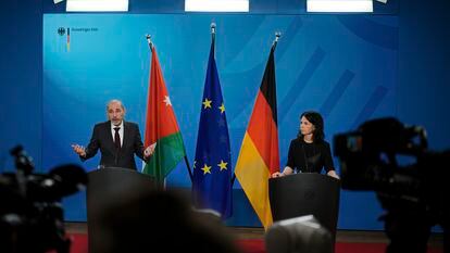El ministro de Asuntos Exteriores de Jordania, Ayman Safadi y su homóloga de Alemania, Annalena Baerbock, durante una rueda de prensa en Berlín este martes.