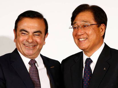 Carlos Ghosn, presidente de la Alianza Renault-Nissan-Mitsubishi, con el director ejecutivo de esta última firma, Osamu Masuko.