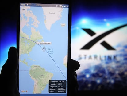 Imagen de un rastreador de un satélite de Starlink en un teléfono inteligente.