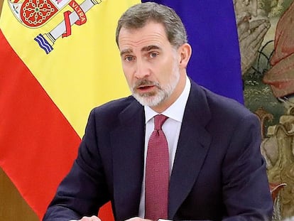 Imagen facilitada por la Casa del Rey de la reunión que mantuvo el miércoles Felipe VI con el presidente del Gobierno Pedro Sánchez  y los miembros del Comité de Gestión Técnica del Coronavirus.