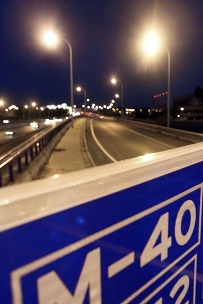 Vista de un tramo iluminado de la carretera M-40, entre los barrios de Carabanchel y Cuatro Vientos, ambos en Madrid.