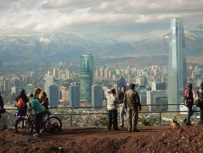 La ciudad de Santiago de Chile vista desde el parque Metropolitano