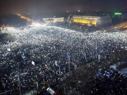 Manifestación multitudinaria contra el Gobierno y la corrupción, el domingo en la Plaza Victoria de Bucarest.