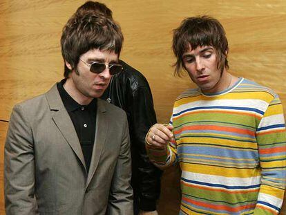 Noel (con gafas) y Liam Gallagher, de Oasis.