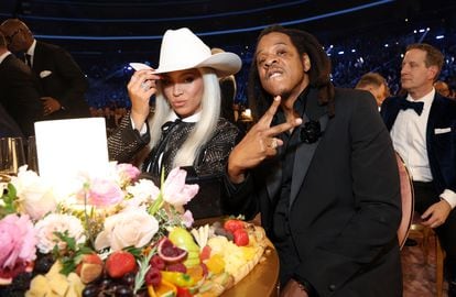 Beyoncé, con sobrero vaquero, junto a su pareja, el músico Jay-Z, en la última gala de los premios Grammy, el pasado 4 de febrero en Los Ángeles. 