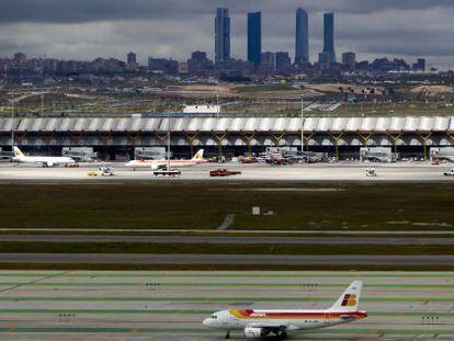 Un avi&oacute;n de Iberia en la pista visto desde la torre de control del aeropuerto Madrid-Barajas