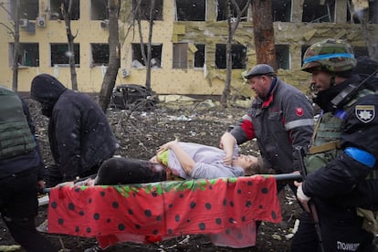 Irina Kalinina, una mujer embarazada de 32 años, es llevada en camilla tras ser herida en el bombardeo de la maternidad de Mariúpol, en una imagen del documental.