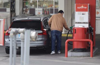 Un hombre reposta, la semana pasada, en una gasolinera de Cepsa en Madrid.