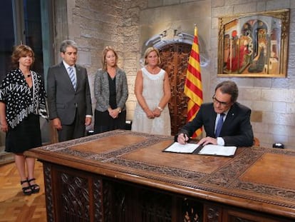 El presidente Artur Mas firmando el decreto de convocatoria del 27-S.