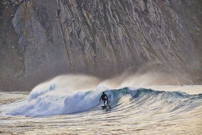 El litoral de Portugal, con casi 950 kilómetros, está repleto de centros turísticos de veraneo para todos los gustos y presupuestos. Sin embargo, los amantes del surf acuden también invierno, cuando el Atlántico brinda sus mejores olas y las playas se quedan desiertas. Además, tampoco hace demasiado frío, especialmente con un buen neopreno: la temperatura del agua ronda los 17 grados.