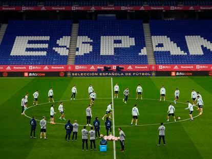 Los jugadores de la selección española participan en el entrenamiento de este viernes, previo al partido amistoso que jugarán este sábad<<oante Albania en el RCDE Stadium de Cornellá, Barcelona.