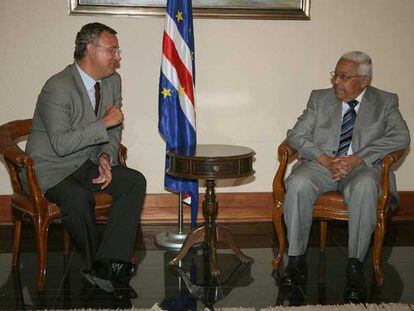 Jesús Caldera conversa con el presidente de la República de Cabo Verde, Pedro Verona Pires, en Praia.
