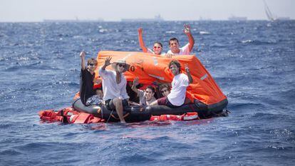 Los estudiantes de N&aacute;utica en la balsa  salvavidas ante la costa de Barcelona.