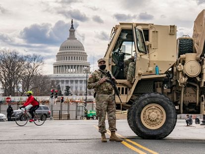 Un soldado de la Guardia Nacional vigila cerca del Capitolio en Washington, a dos días de la toma de posesión del presidente electo Joe Biden.