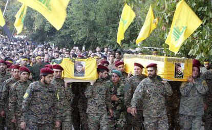 Milicianos de Hezbolá, en el entierro de dos compañeros muertos en combates contra el Frente al Nusra, en Baalbek en octubre de 2014.