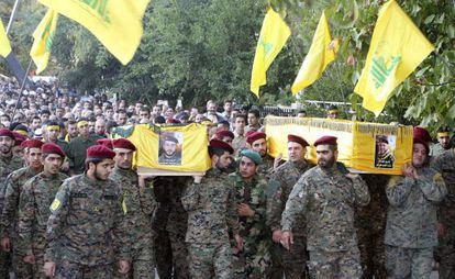 Milicianos de Hezbol&aacute;, en el entierro de dos compa&ntilde;eros muertos en combates contra el Frente al Nusra, en Baalbek en octubre de 2014.