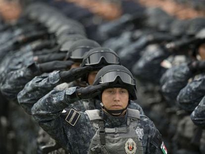 Elementos de la Gendarmería saludan la bandera