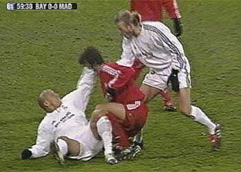 Roberto Carlos golpea a Demichelis en presencia de Beckham.