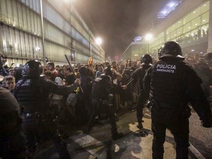 Manifestantes de Tsunami Democràtic colapsan la T-1 del aeropuerto de Barcelona, en octubre de 2019.