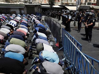 Fieles palestinos rezan ante la polic&iacute;a israel&iacute; en la puerta de Damasco de Jerusal&eacute;n.