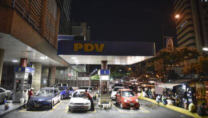 Unos coches repostan en fila el miércoles en Caracas.