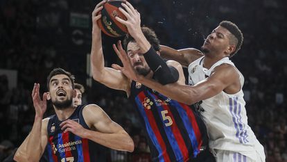Sanli atrapa el rebote ante TavaresM durante la final de la Supercopa Endesa entre el Real Madrid y el FC Barcelona, disputada este domingo.