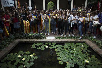 La concentració ha estat organitzada per la plataforma Universitats per la República, que ha llegit un manifest que signen la UB, UAB i Pompeu Fabra, així com el Sindicat d'Estudiants dels Països Catalans (SEPC) i Arran, el moviment juvenil vinculat a la CUP.