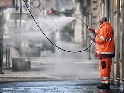Un trabajador desinfecta las calles de Roma, este miércoles.