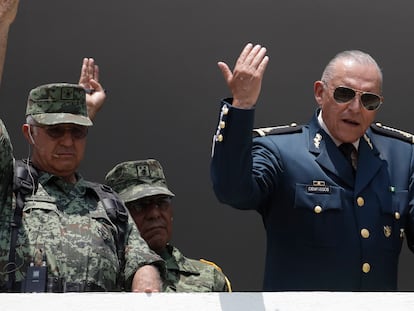 El general Salvador Cienfuegos (derecha), durante un desfile militar en 2016.