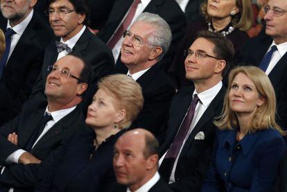 Mario Monti (en el centro, pelo blanco) junto a otros jefes de Gobierno de la UE en Oslo.
