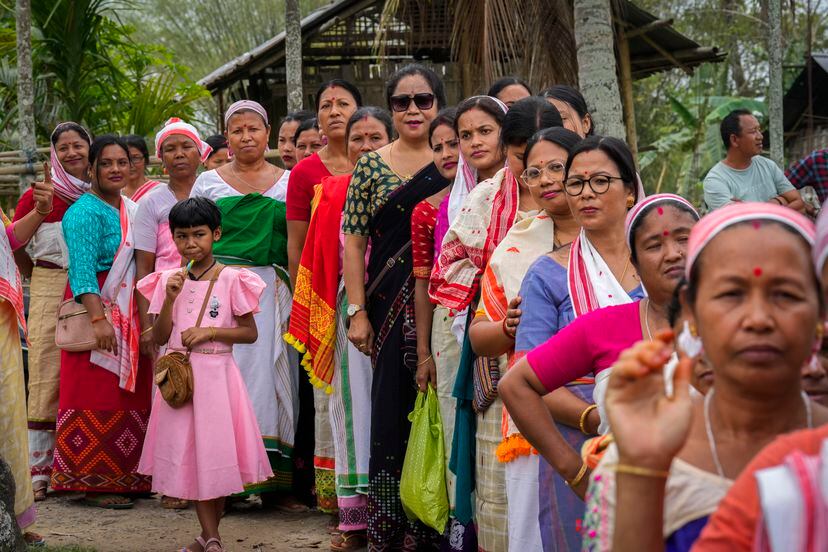 Mujeres de la tribu deori hacen cola para votar, este viernes en Jorhat (India). 