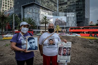 Familiares de desaparecidos se congregaron en la glorieta de la palma de Ciudad de México con la finalidad de renombrarla "Glorieta de las y los desaparecidos".