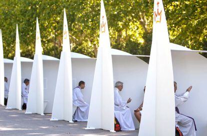 Sacerdotes confiesan en el Parque de El Retiro. 