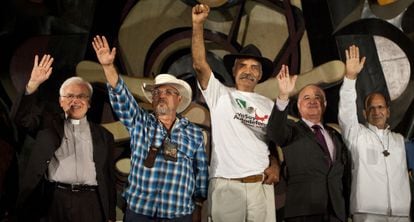 De izquierda a derecha, Raúl Vera (obispo de Saltillo), Hipólito Mora (líder de autodefensas), José Manuel Mireles (líder de autodefensas), Ernesto Ruffo (exgobernador del PAN) y el sacerdote y defensor de derechos de los migrantes Alejandro Solalinde durante el Encuentro #Yosoyautodefensa en el Poliforum Cultural Siqueiros en la ciudad de México.