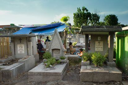 Incluso el cementerio cristiano de Surabaya se ha convertido en el asentamiento de los desplazados internos por el cierre del burdel. Familias, prostitutas y enfermos de SIDA malviven entre cipreses y tumbas.