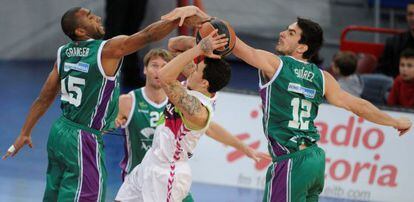 James es taponado por Granger y Súarez en el encuentro disputado este viernes en Vitoria.
