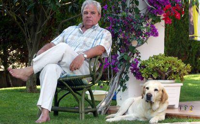 El escriptor Juan Marsé amb el seu gos Simón, ala seva casa de Calafell, el 2003.