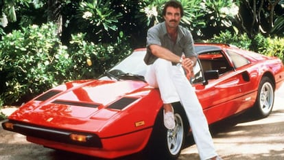 ¿Recuerdas a Thomas Magnum? Sí: aquel detective privado que llevaba bigotes mucho antes de Movember y camisas hawaianas mucho antes que los 'hipsters', porque él era del mismo Hawai. Ahora, si has ubicado a Magnum, rememorarás inevitablemente su Ferrari 308 GTS de color rojo vivo. En realidad no era suyo, pero lo conducía cada semana en un nuevo capítulo de la teleserie 'Magnum, P.I.', emitida en EE UU entre 1980 y 1988 y difundida en España en los canales autonómicos, primero, y más tarde en La 2.

DÓNDE ESTÁ AHORA ESE BÓLIDO. A lo largo de las sucesivas temporadas se emplearon diversos modelos del mismo coche; también se construyeron vehículos más baratos (sólo llevaban la carrocería de Ferrari) para que las escenas con golpes saliesen más baratas. Todos ellos fueron modificados en su interior para dar cabida al actor Tom Selleck, un tipo de envergadura, y todos fueron subastados al concluir la última temporada.