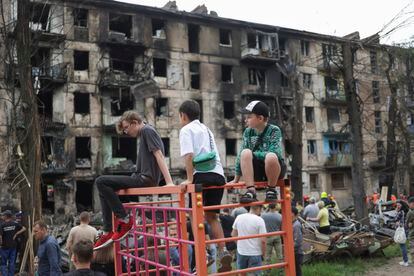 Niños presentes tras el ataque ruso a la ciudad de Krivói Rog, este martes.