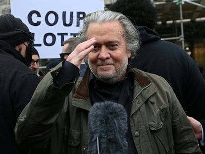 Steve Bannon, a su llegada al FBI en Washington para entregarse ante la justicia, este lunes.