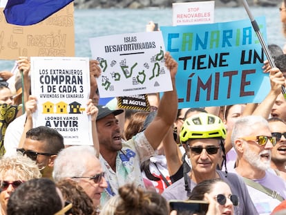 Manifestantes el turismo de masa, este sábado, en Las Palmas de Gran Canarias.
